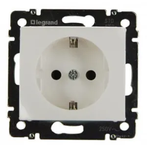Розетка Legrand VALENA CLASSIC, скрытый монтаж, с заземлением, белый, 774420