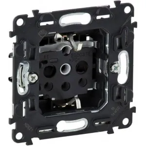 Механизм розетки Legrand VALENA INMATIC, скрытый монтаж, с заземлением, со шторками, 753029